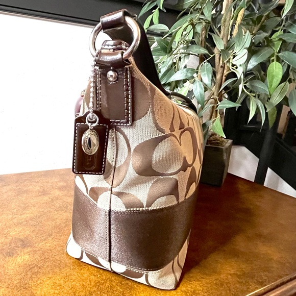 COACH Signature Canvas Shoulder Bag, No. F13581 - Picture 5 of 10